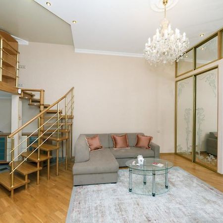 Stylish Two-Level Flat 2 Min From Khreschatyk Kyiv Exterior photo
