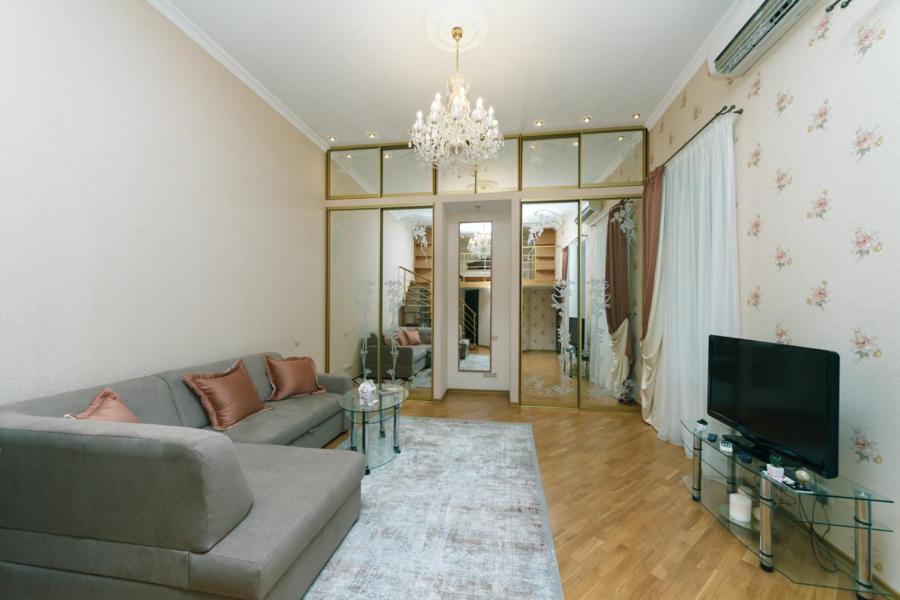 Stylish Two-Level Flat 2 Min From Khreschatyk Kyiv Exterior photo